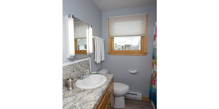 Bathroom with tub/shower